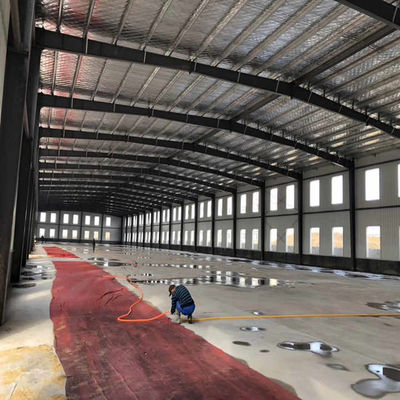 ورشة عمل هيكل الفولاذ الفسيحة مثالية للتصنيع الهندسة مستودع وموقع البناء تطبيقات المكاتب مع إطار فولاذ قوي
