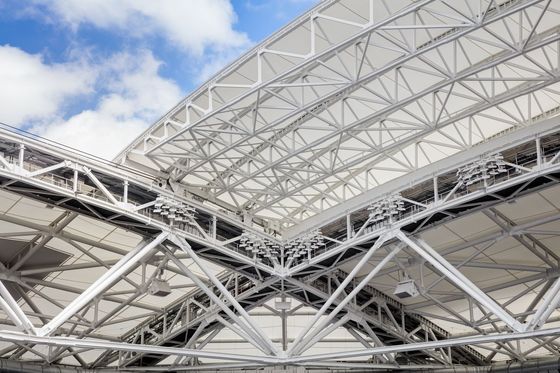 هيكل جملون فولاذي مقاوم للعوامل الجوية مع تركيب مسماري أو ملحوم وزاوية ميل سقف قابلة للتخصيص