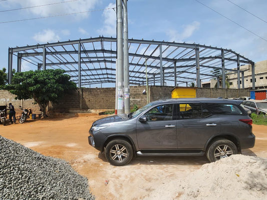 Q355B بناء المنازل ذات الإطارات الفولاذية ، المباني المستودعات المجهزة مسبقاً في الفولاذ