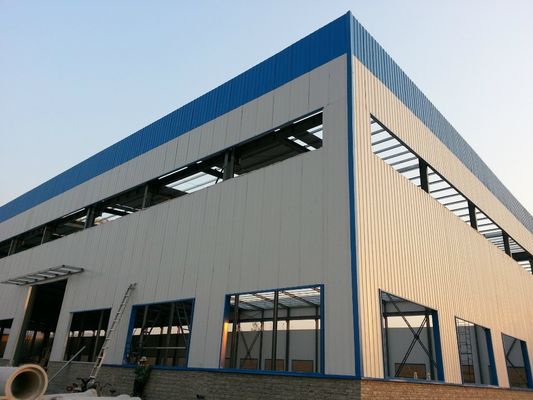 Q345B Q235B ورشة عمل الهياكل الفولاذية مع غطاء سقف الفولاذ المموج