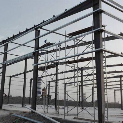 المباني الفولاذية المجهزة مسبقاً من الكربون سطح إطار فولاذي مغلف أو ملوّن مع سقف لوحة ساندوتش