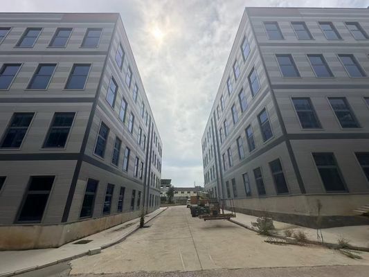 هيكل فولاذي مجلفن لألواح الساندويتش للسقف Q235B Q345B Q355B