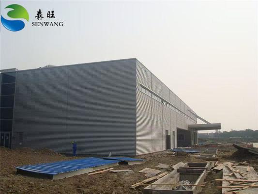 ورشة عمل لهياكل الفولاذ ذات الحجم القابل للتخصيص مع لوحة ساندوتش EPS والمهندس في موقع التثبيت