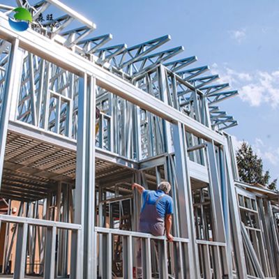 مستودع هيكل فولاذي معتمد بشهادة ISO 9001 مع ألواح جدارية معزولة من البولي يوريثين وخدمات معالجة قابلة للتخصيص