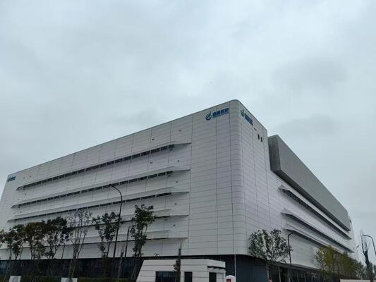 مستودع هيكل فولاذي مقاوم للزلازل بدرجة 7-9 مع عوارض فولاذية صلبة على شكل حرف H ونوافذ زجاجية مزدوجة من سبائك الألومنيوم